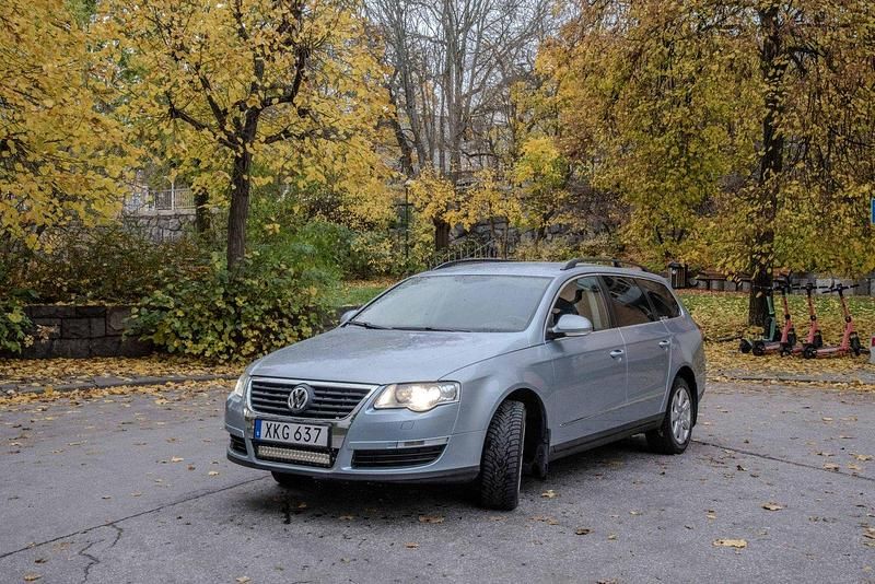 Blå Begagnad 2006 VW Passat Kombi | 23 000 kr (Marknadspris) - Bild 1/4