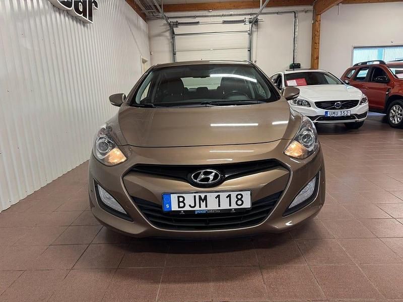 Begagnad Hyundai i30 Premium 128 HK (94 kW) 2014 Brun Halvkombi
