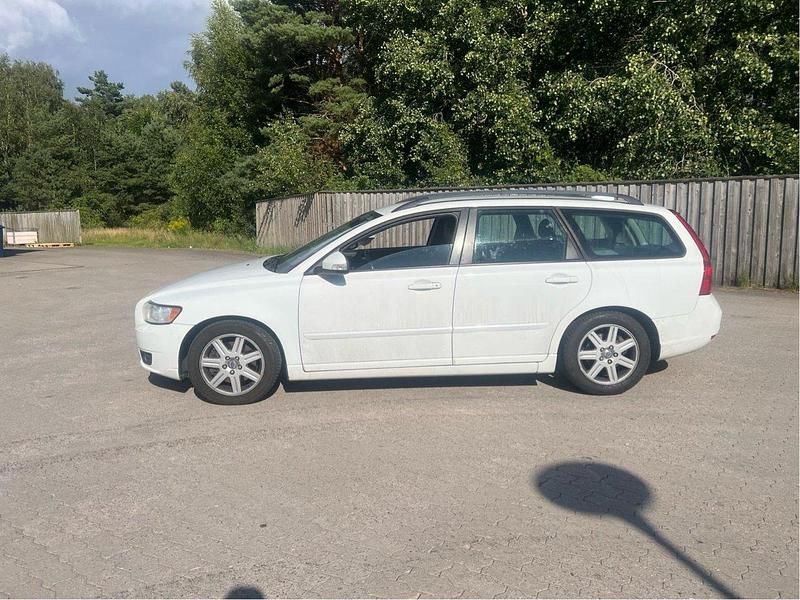 Vit Begagnad 2010 Volvo V50 Momentum Kombi | 44 990 kr (Marknadspris) - Bild 1/4