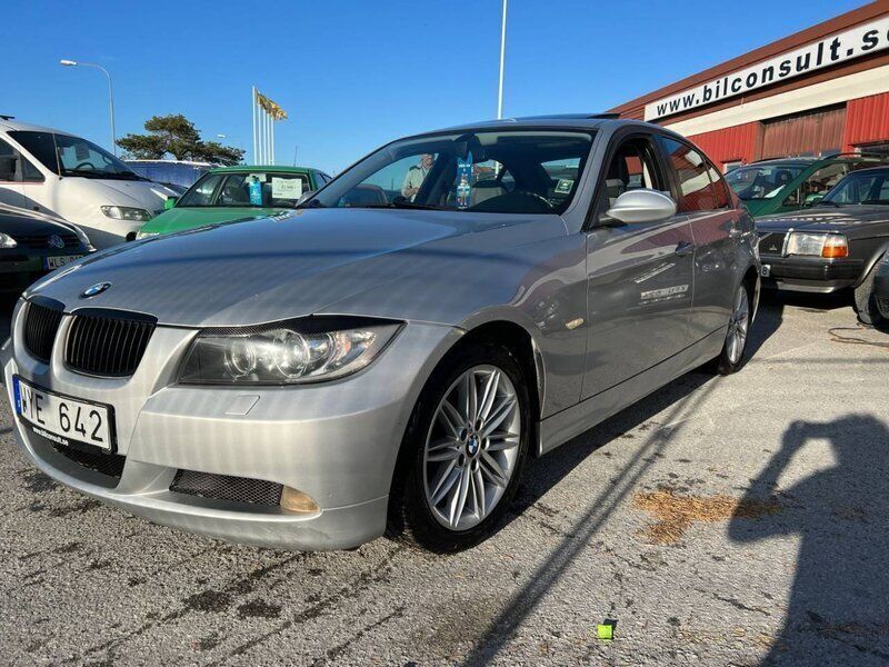 Ljusgrå Begagnad 2005 BMW 320 Advantage Sedan | 59 000 kr (Marknadspris) - Bild 1/4