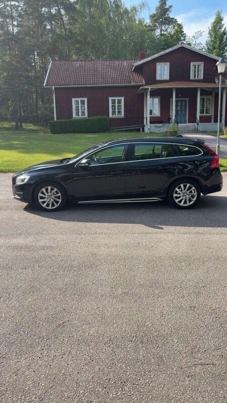 Svart Begagnad 2015 Volvo V60 Momentum Kombi | 105 000 kr (Superpris) - Bild 1/4