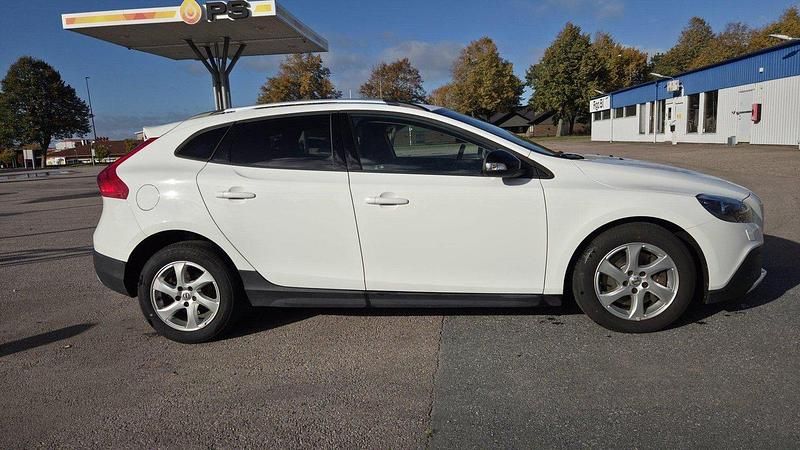 Vit Begagnad 2017 Volvo V40 CC Kombi | 169 100 kr (Marknadspris) - Bild 1/4