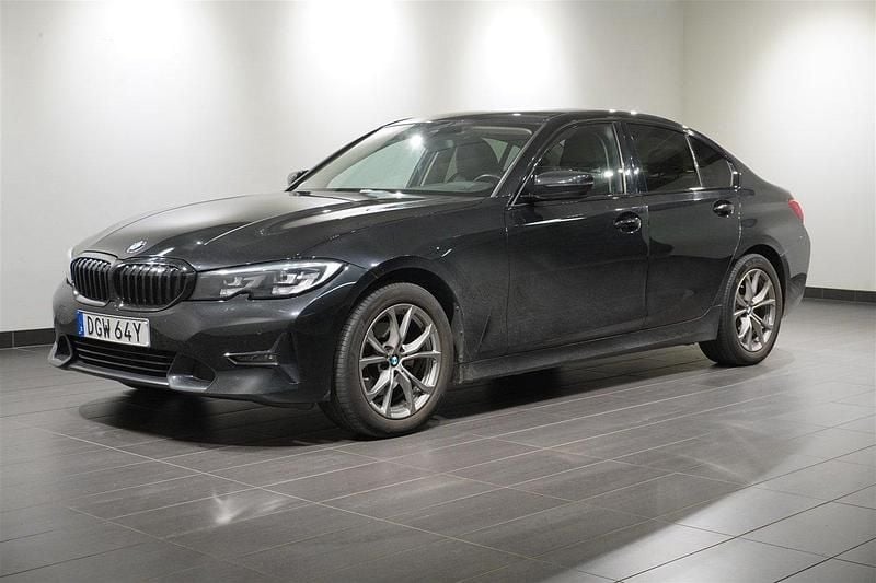 Svart Begagnad 2020 BMW 320 Sport Line Sedan | 289 800 kr (Superpris) - Bild 1/2