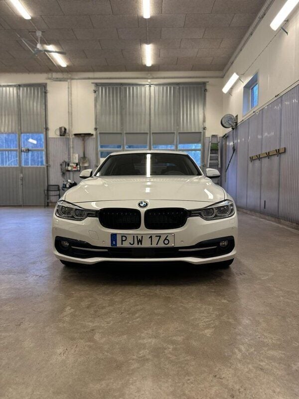 Vit Begagnad 2017 BMW 330e Sport Line Sedan | 168 000 kr (Bra pris) - Bild 1/4