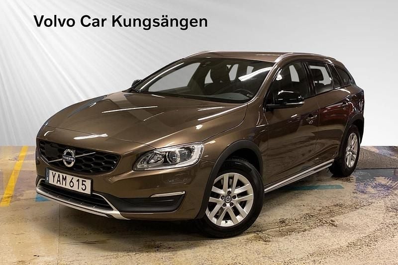 Begagnad Volvo V60 CC Momentum 192 HK (141 kW) 2015 Brun Kombi