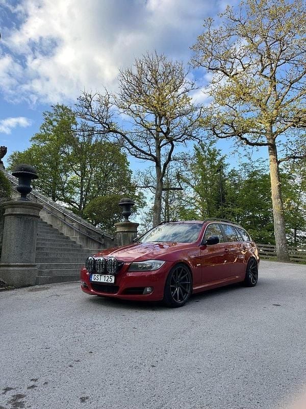 Röd Begagnad 2010 BMW 330 Comfort Edition Kombi | 75 000 kr (Marknadspris) - Bild 1/4