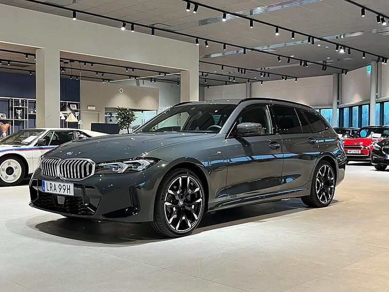 Grå Ny 2026 BMW 330e Kombi | 668 800 kr - Bild 1/4