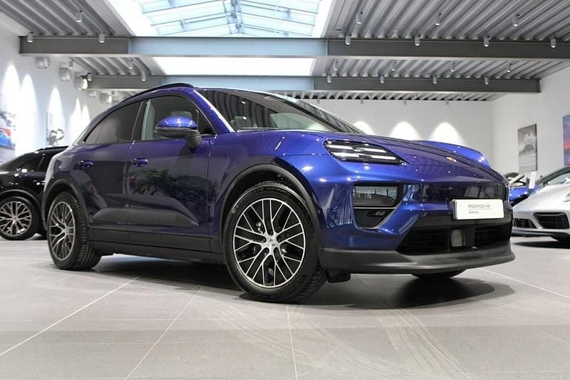 Blå Begagnad 2025 Porsche Macan 4 Electric SUV | 875 000 kr - Bild 1/4