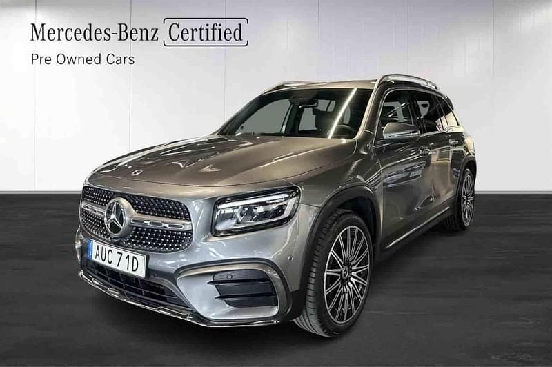 Grå Begagnad 2025 Mercedes GLB200 SUV | 469 900 kr - Bild 1/1