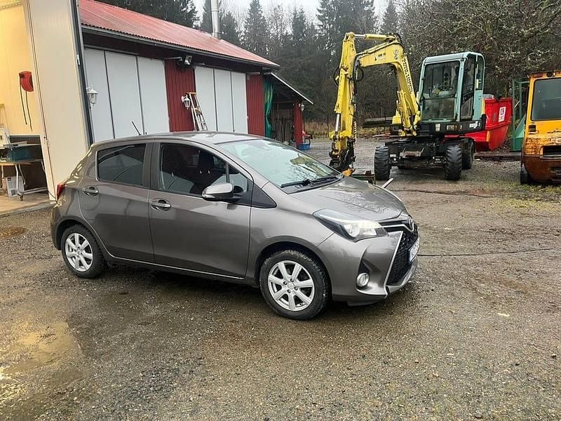 Begagnad 2017 Toyota Yaris Halvkombi | 102 000 kr (Superpris) - Bild 1/4