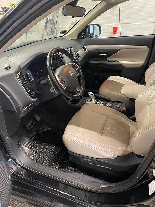 Begagnad Mitsubishi Outlander 203 HK (149 kW) 2014 Perl black SUV