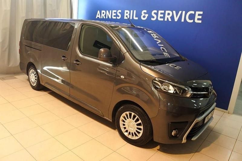 Mörkgrå (grå) Begagnad 2022 Toyota Proace Verso Kombi | 284 900 kr (Bra pris) - Bild 1/4