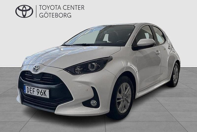 Vit Begagnad 2022 Toyota Yaris Hybrid Active Halvkombi | 224 900 kr (Marknadspris) - Bild 1/2