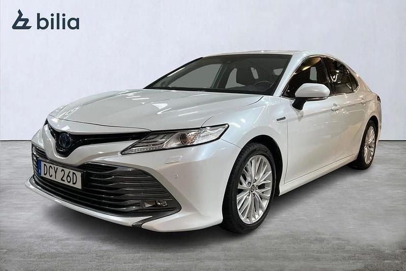 Vit Begagnad 2020 Toyota Camry Hybrid Executive Sedan | 289 900 kr (Marknadspris) - Bild 1/3
