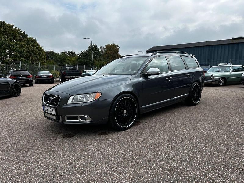 Grå Begagnad 2011 Volvo V70 R-Design Kombi | 89 000 kr (Marknadspris) - Bild 1/4