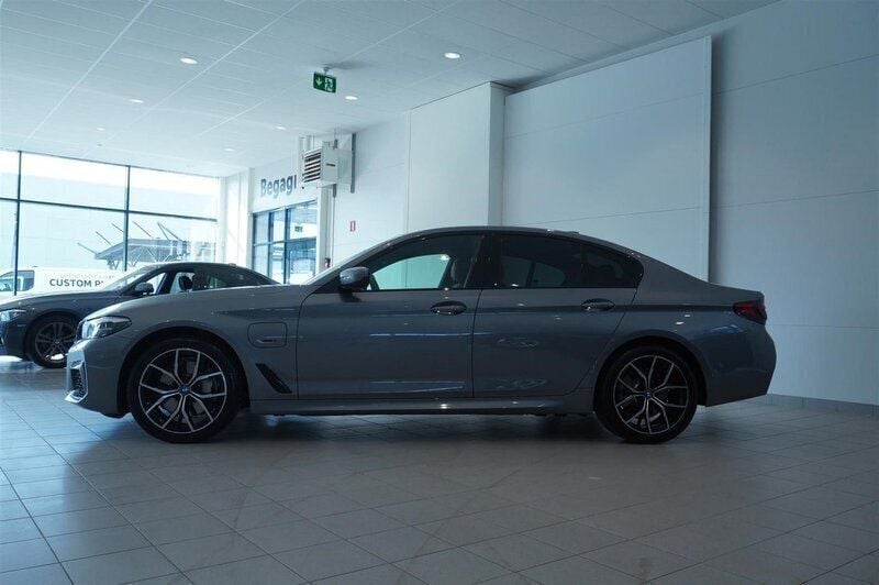Begagnad BMW 545e M Sport 394 HK (289 kW) 2023 Grå/silver Sedan