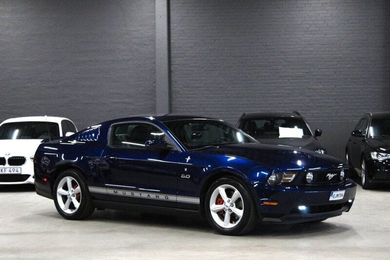 Mörkblå (blå metallic) Begagnad 2011 Ford Mustang GT Sportkupé | 249 900 kr (Bra pris) - Bild 1/4