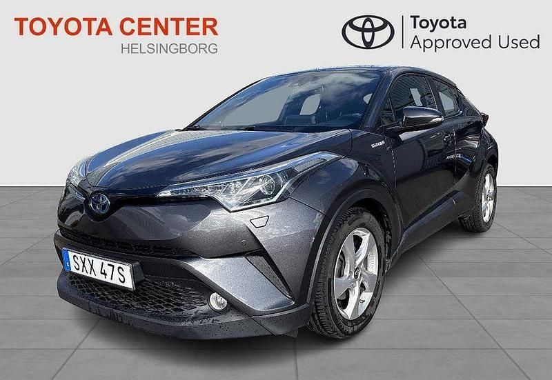 Mörkgrå Begagnad 2018 Toyota C-HR Active SUV | 209 500 kr (Marknadspris) - Bild 1/3
