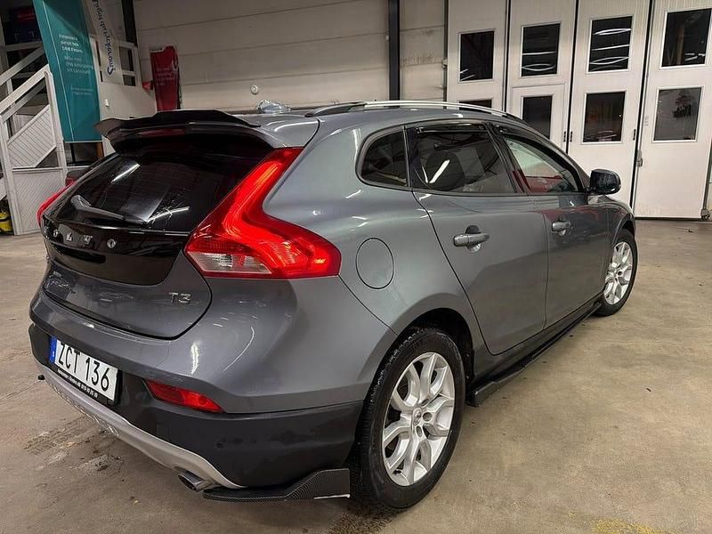 Begagnad Volvo V40 CC Momentum 152 HK (111 kW) 2018 Grå Kombi