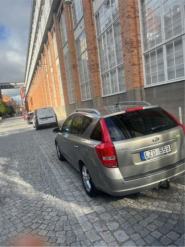 Silver Begagnad 2011 Kia Ceed Sportswagon Kombi | 41 997 kr (Bra pris) - Bild 1/4