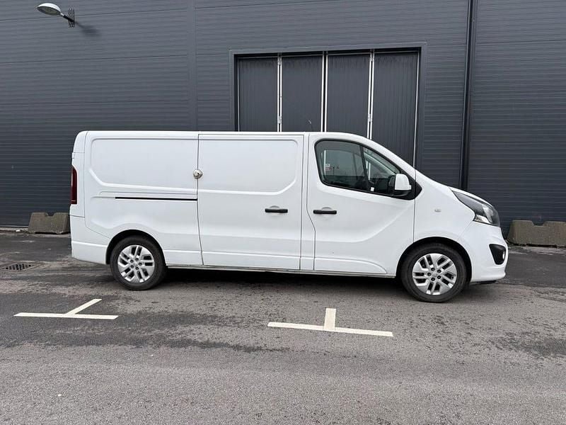Begagnad Opel Vivaro 120 HK (88 kW) 2016 Vit Minibuss