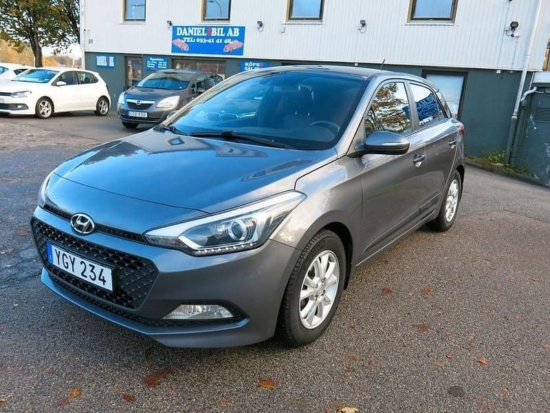 Mörkgrå (grå) Begagnad 2016 Hyundai i20 Comfort Halvkombi | 89 900 kr (Marknadspris) - Bild 1/4