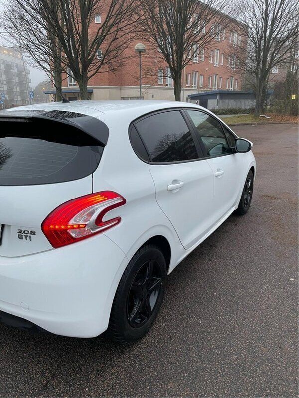 Vit Begagnad 2012 Peugeot 208 Halvkombi | 67 900 kr (Marknadspris) - Bild 1/4