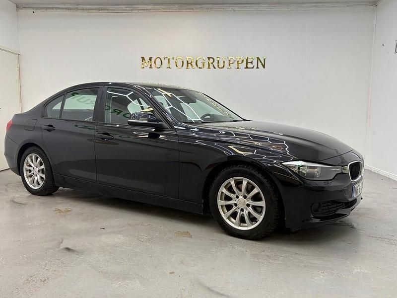 Begagnad BMW 318 143 HK (105 kW) 2013 Svart Sedan