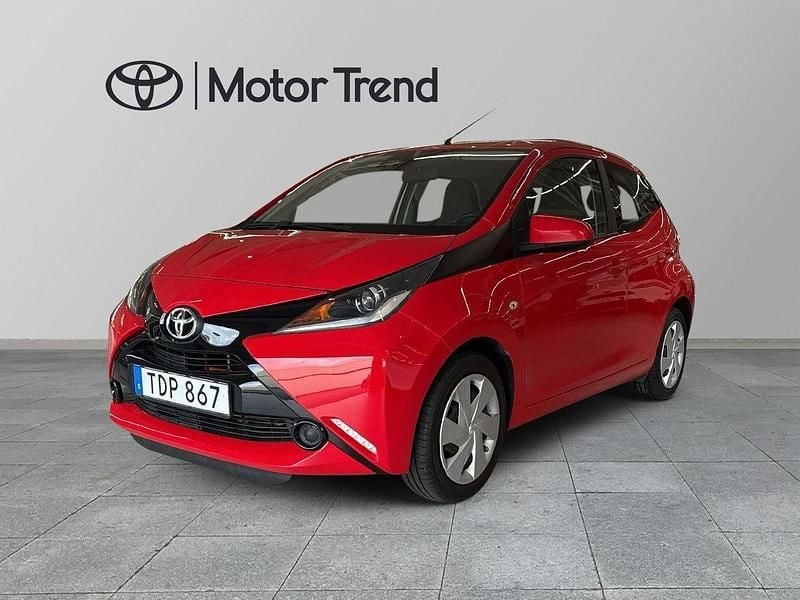 Röd Begagnad 2016 Toyota Aygo X-play Halvkombi | 85 500 kr (Dyr) - Bild 1/4