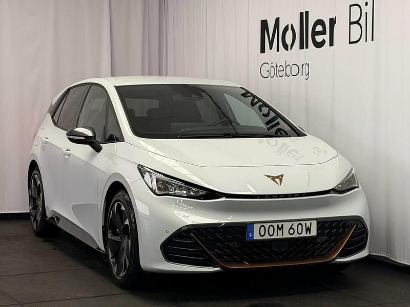 Vit (glacial white metallic) Begagnad 2025 Cupra Born Halvkombi | 319 900 kr (Marknadspris) - Bild 1/4