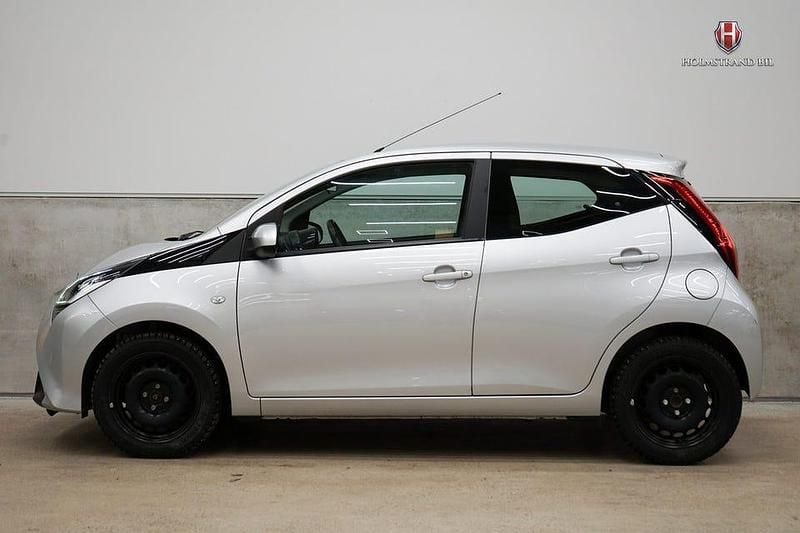 Begagnad Toyota Aygo X-play 72 HK (52 kW) 2019 Silver Halvkombi
