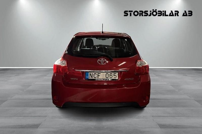 Begagnad Toyota Auris Plus 132 HK (97 kW) 2012 Mörkröd Halvkombi