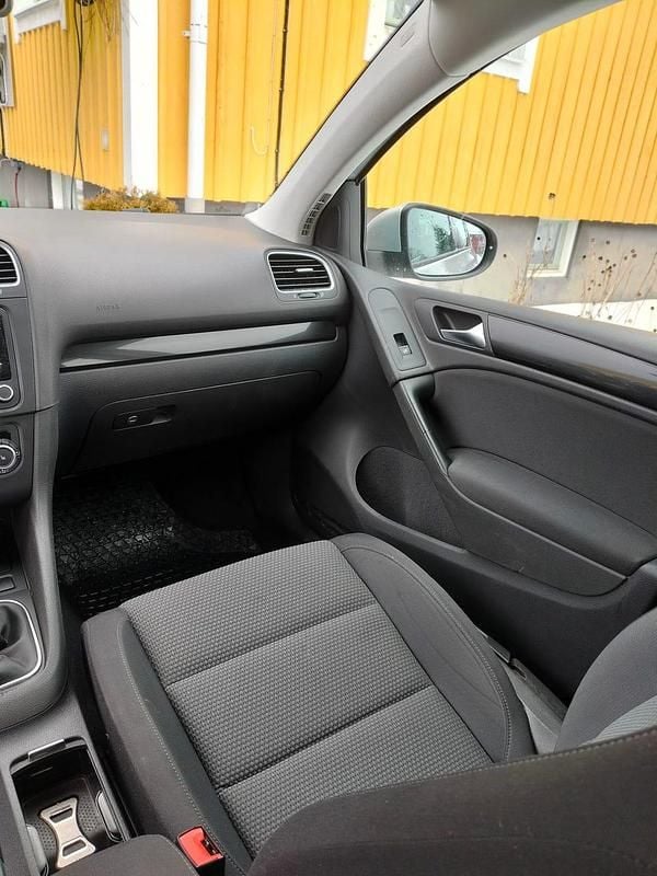 Begagnad VW Golf VI 102 HK (75 kW) 2011 Halvkombi