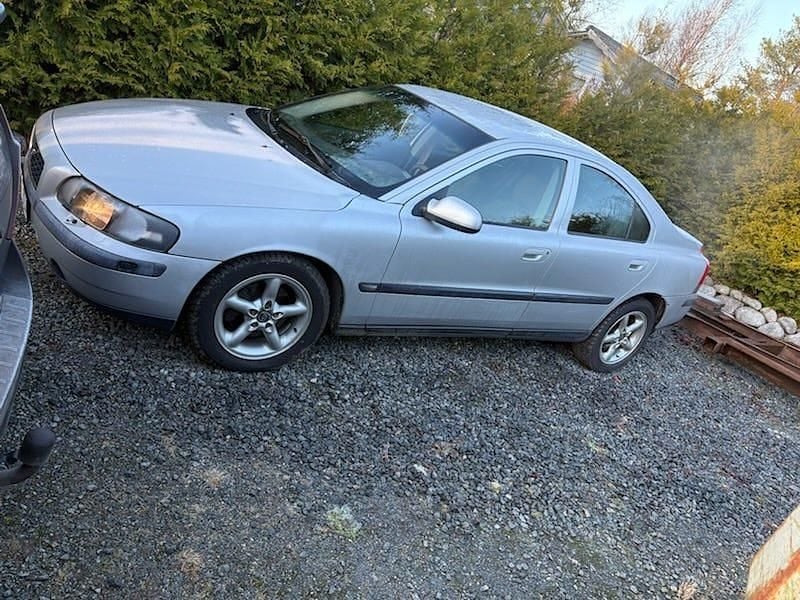Begagnad 2002 Volvo S60 Sedan | 17 000 kr (Marknadspris) - Bild 1/4