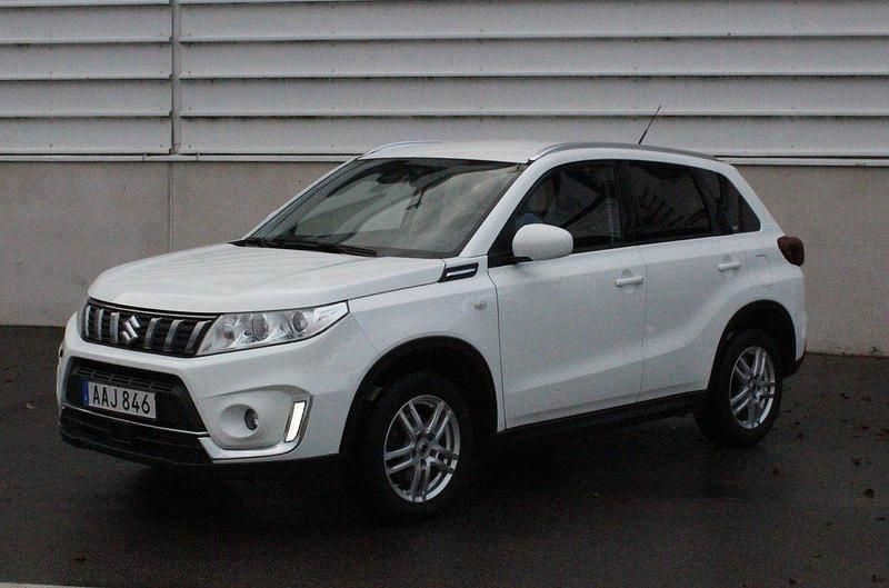 Vit Begagnad 2019 Suzuki Vitara SUV | 164 500 kr (Marknadspris) - Bild 1/4