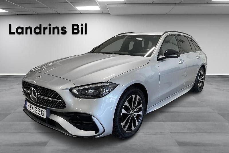 Silver Begagnad 2024 Mercedes C300e AMG Line Premium Kombi | 529 900 kr (Bra pris) - Bild 1/4
