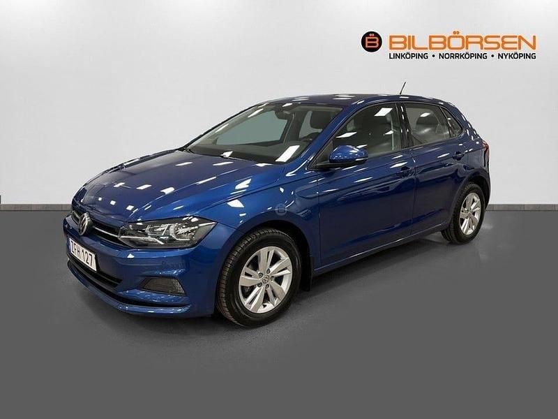 Mörkblå Begagnad 2018 VW Polo Halvkombi | 149 900 kr (Marknadspris) - Bild 1/4