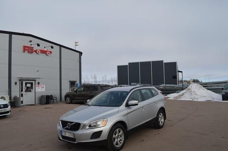 Begagnad Volvo XC60 Momentum 163 HK (119 kW) 2010 Ljusgrå SUV