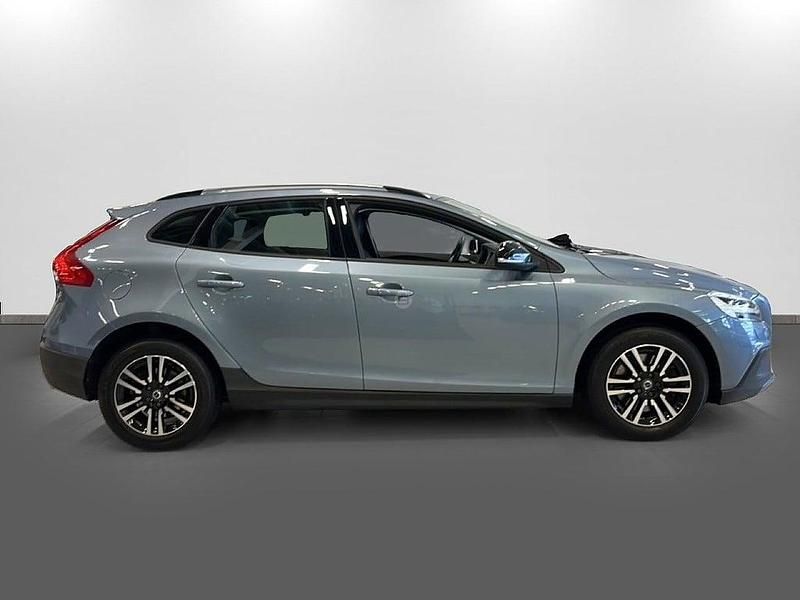 Begagnad Volvo V40 Momentum 150 HK (110 kW) 2017 Ljusblå Halvkombi