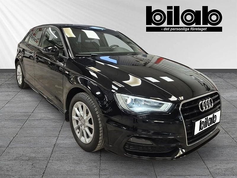 Svart Begagnad 2016 Audi A3 Sportback S-Line Halvkombi | 139 000 kr (Marknadspris) - Bild 1/4