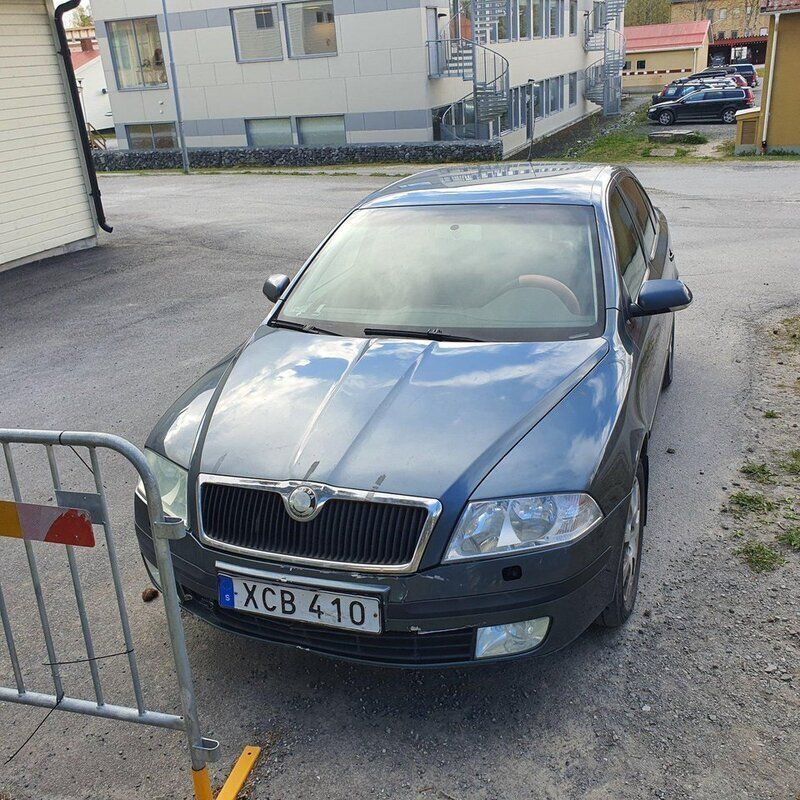 Grå Begagnad 2005 Skoda Octavia Halvkombi | 10 000 kr (Marknadspris) - Bild 1/4