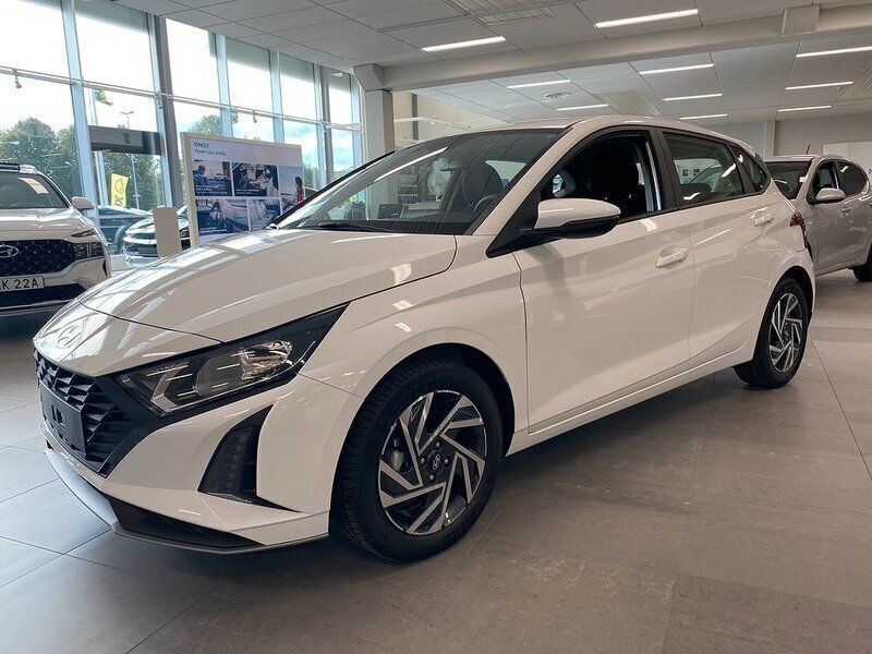 Vit Ny 2024 Hyundai i20 Essential Halvkombi | 221 900 kr (Marknadspris) - Bild 1/4