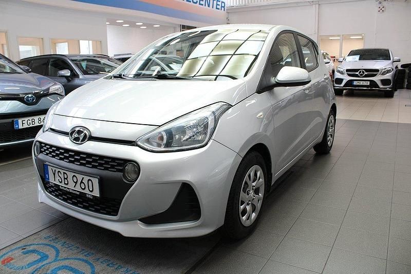 Silver Begagnad 2018 Hyundai i10 Comfort Halvkombi | 79 900 kr (Marknadspris) - Bild 1/4