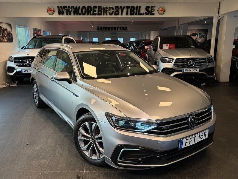 Silver Begagnad 2021 VW Passat GTE Kombi | 247 500 kr (Marknadspris) - Bild 1/4