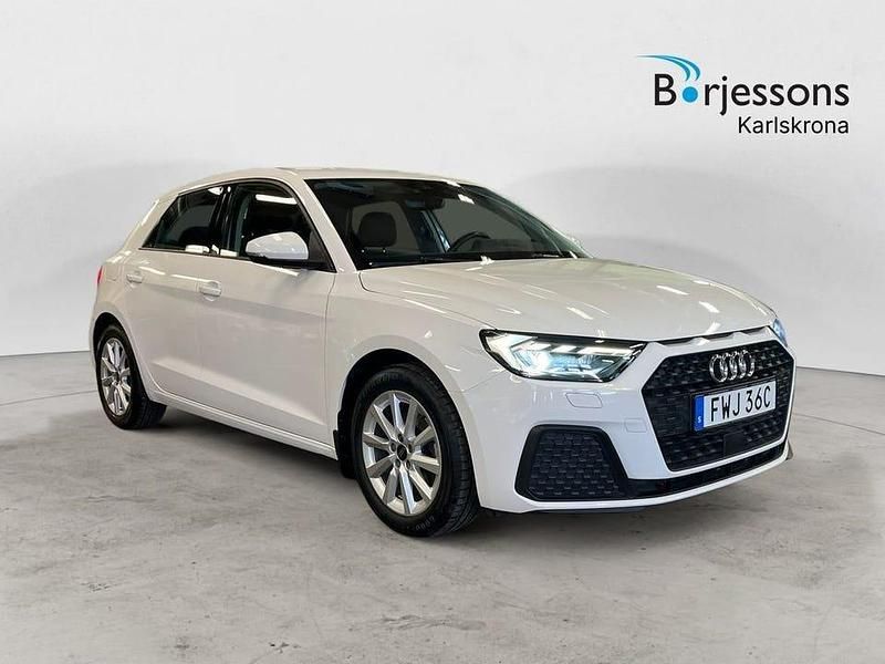 Vit Begagnad 2023 Audi A1 Sportback Proline Halvkombi | 208 000 kr (Marknadspris) - Bild 1/4