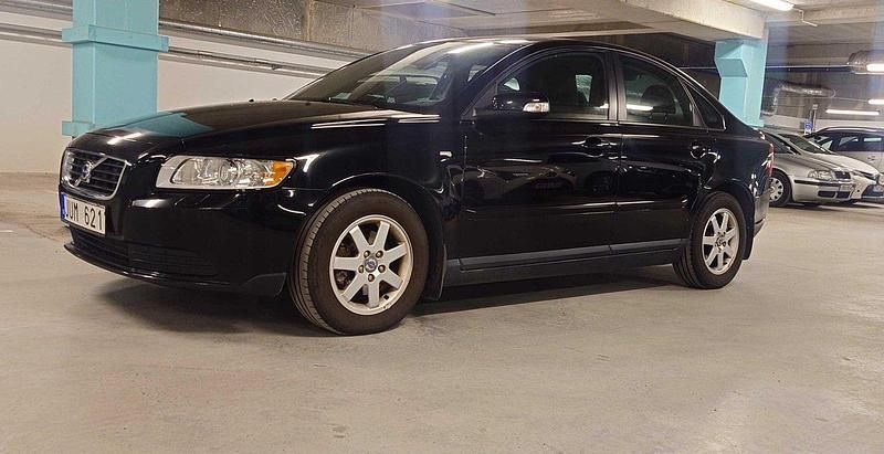 Svart Begagnad 2009 Volvo S40 Kinetic Sedan | 44 900 kr (Marknadspris) - Bild 1/4