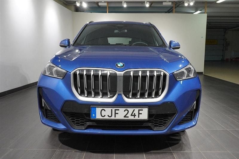 Blå Begagnad 2025 BMW X1 M Sport SUV | 439 800 kr (Dyr) - Bild 1/2