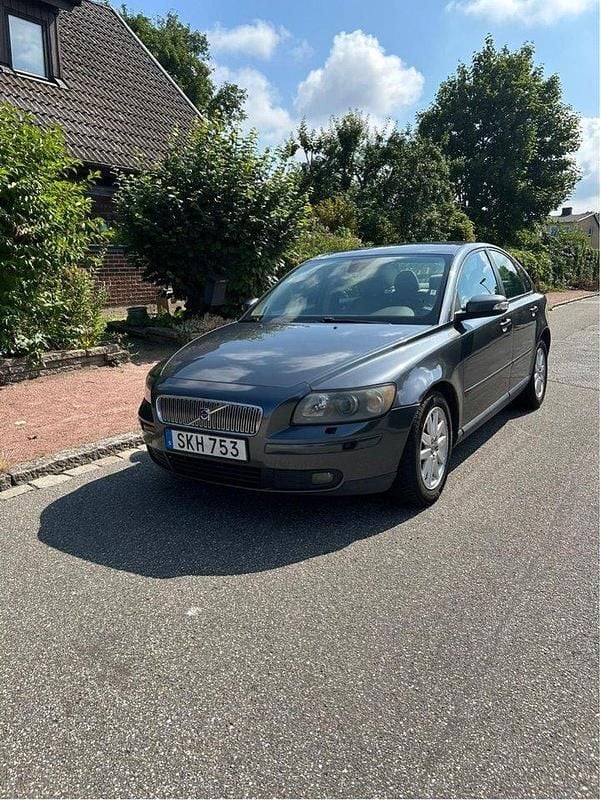 Grå Begagnad 2007 Volvo S40 Sedan | 26 500 kr (Superpris) - Bild 1/4