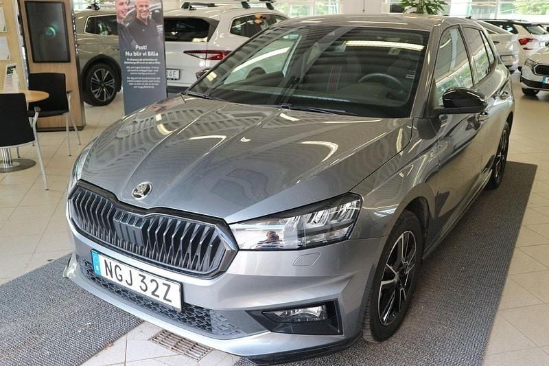 Grå (graphite grey metallic) Begagnad 2023 Skoda Fabia Monte Carlo Halvkombi | 209 900 kr (Bra pris) - Bild 1/4