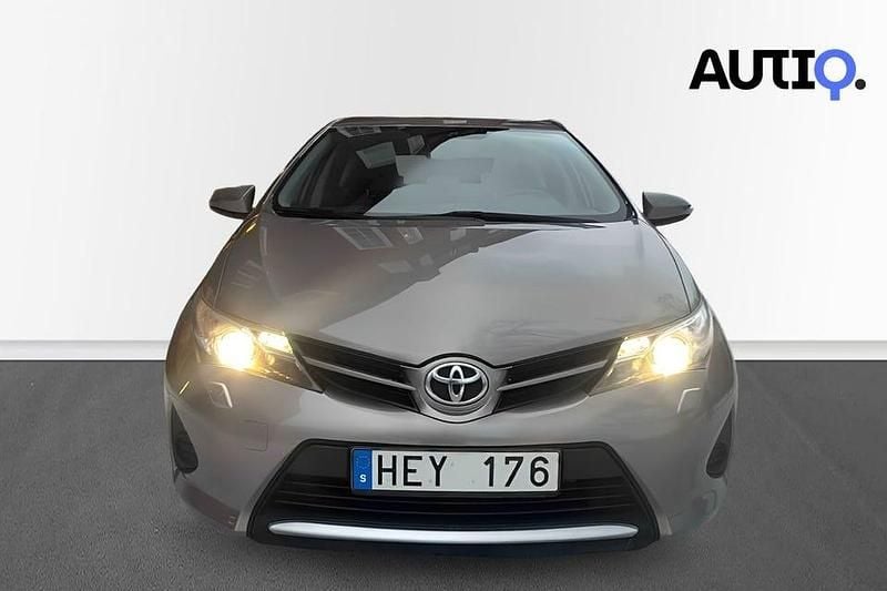 Begagnad Toyota Auris Multidrive S 132 HK (97 kW) 2013 Brun Halvkombi